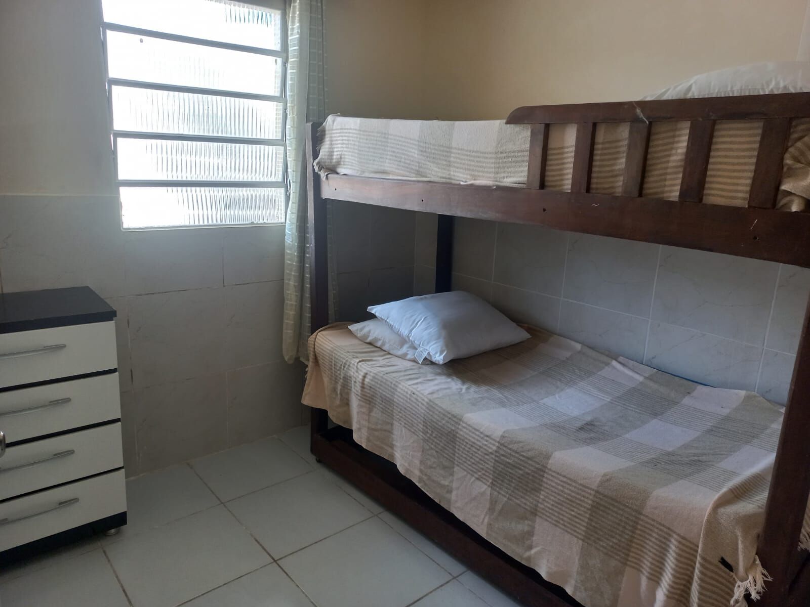 Quarto com beliche de madeira